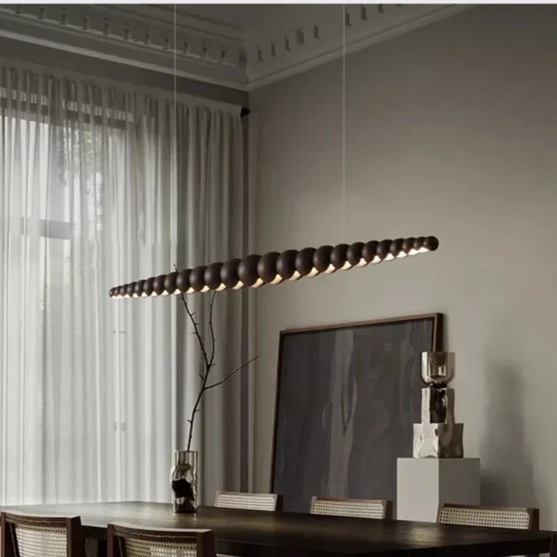 Drewniana lampa wisząca z ciemnego drewna, nowoczesny design do salonu