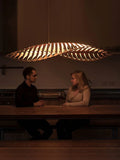 VIGOUS drewniana lampa sufitowa nowoczesny design nad stołem w salonie z dwiema osobami