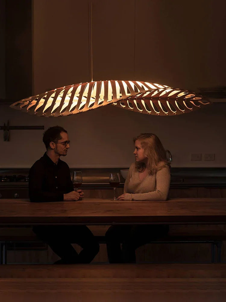 VIGOUS drewniana lampa sufitowa nowoczesny design nad stołem w salonie z dwiema osobami