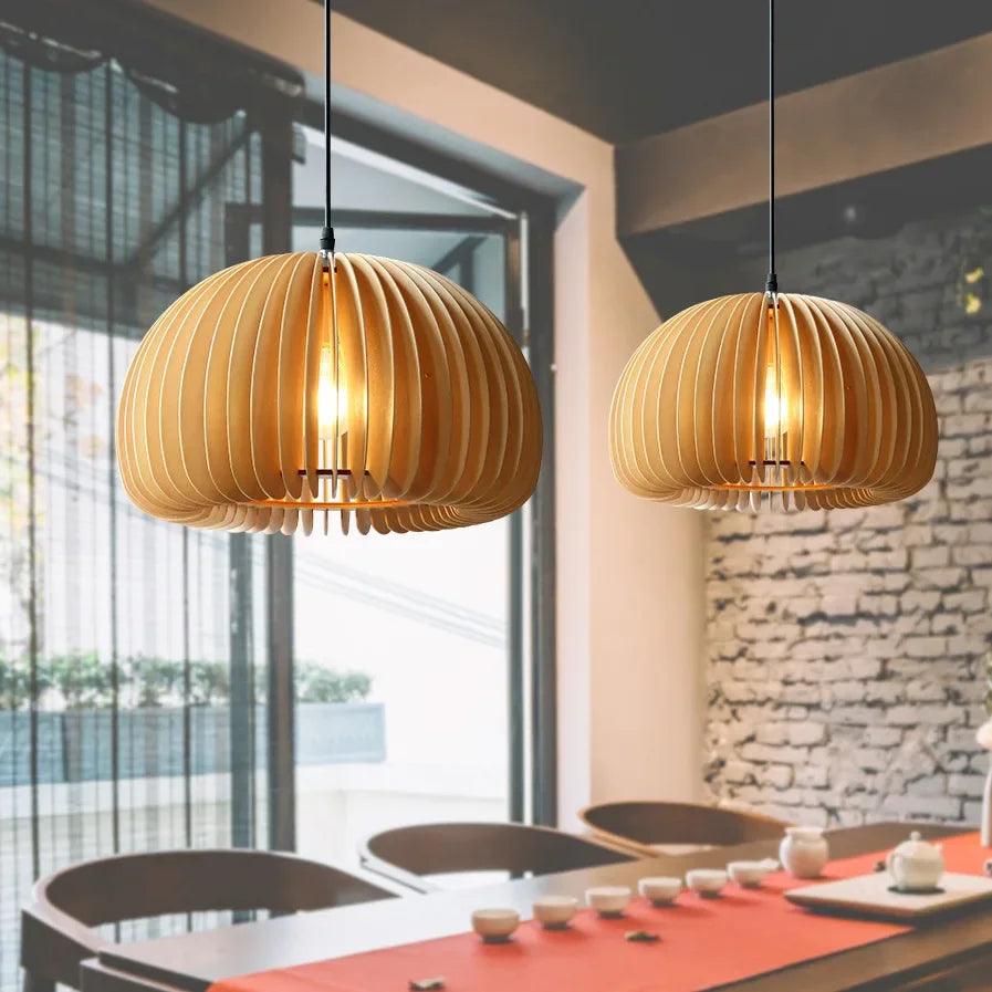 Drewniana lampa TechBreeze wisząca nad stołem w jadalni z nowoczesnym designem