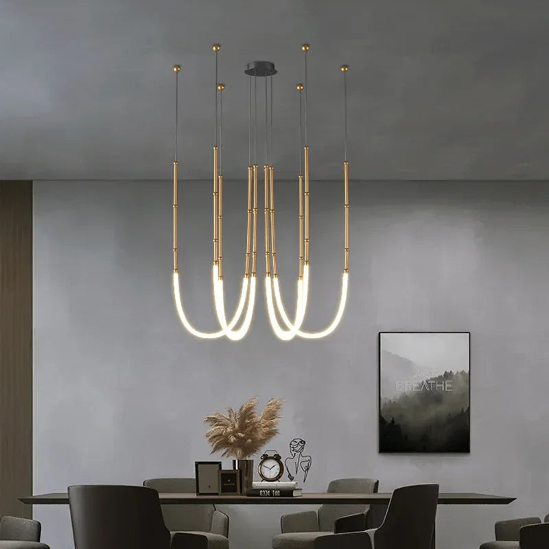 Nowoczesny żyrandol xiuxiu z podwieszanymi rurkami led w jadalni o minimalistycznym stylu