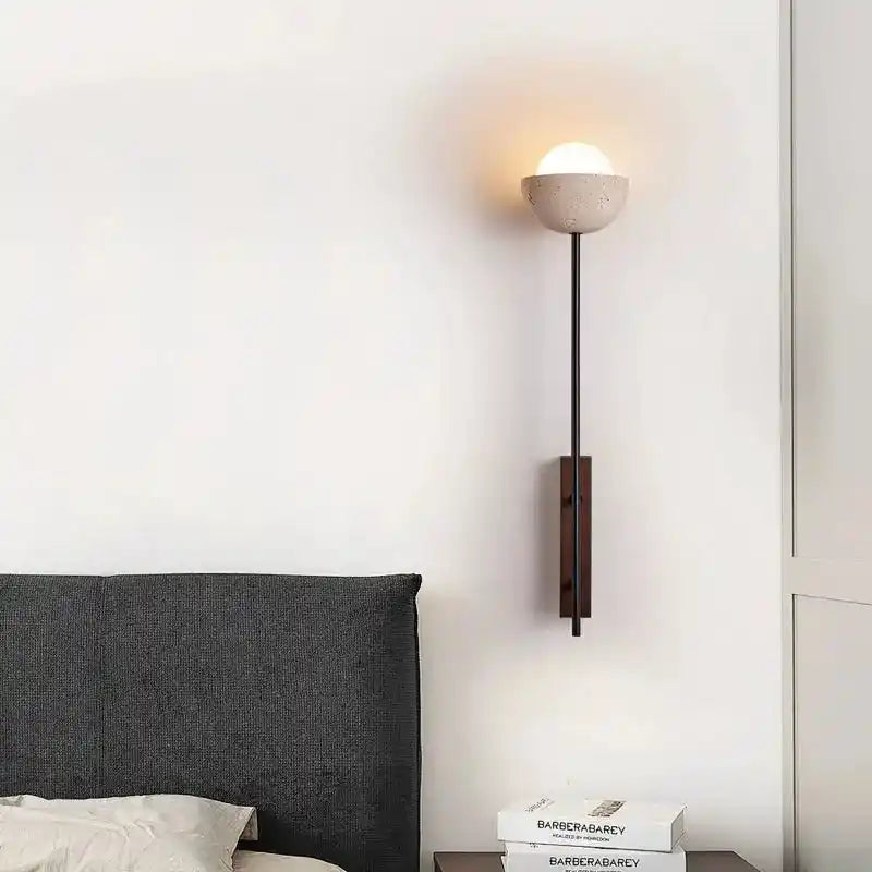 Minimalistyczny kinkiet ścienny z okrągłą mleczną kloszem nad łóżkiem