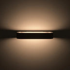 Kinkiet LED, nowoczesny, czarny, widok z przodu, idealny do salonu