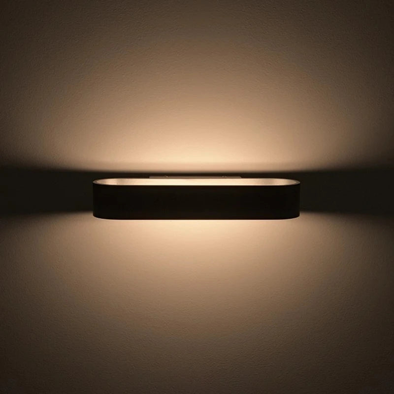 Kinkiet LED, nowoczesny, czarny, widok z przodu, idealny do salonu