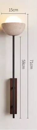 Nowoczesny kinkiet z kulistym kloszem i prostą czarną podstawą o wysokości 71 cm