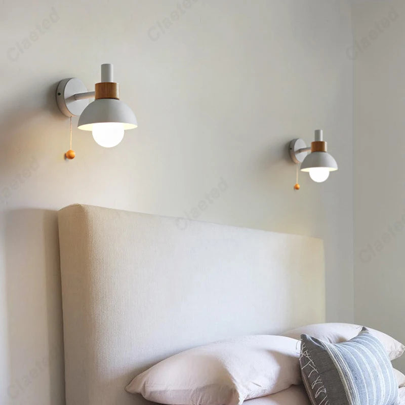 Kolorowa lampa Claeted, lampa ścienna, biało-drewniana, kadr z przodu, do sypialni