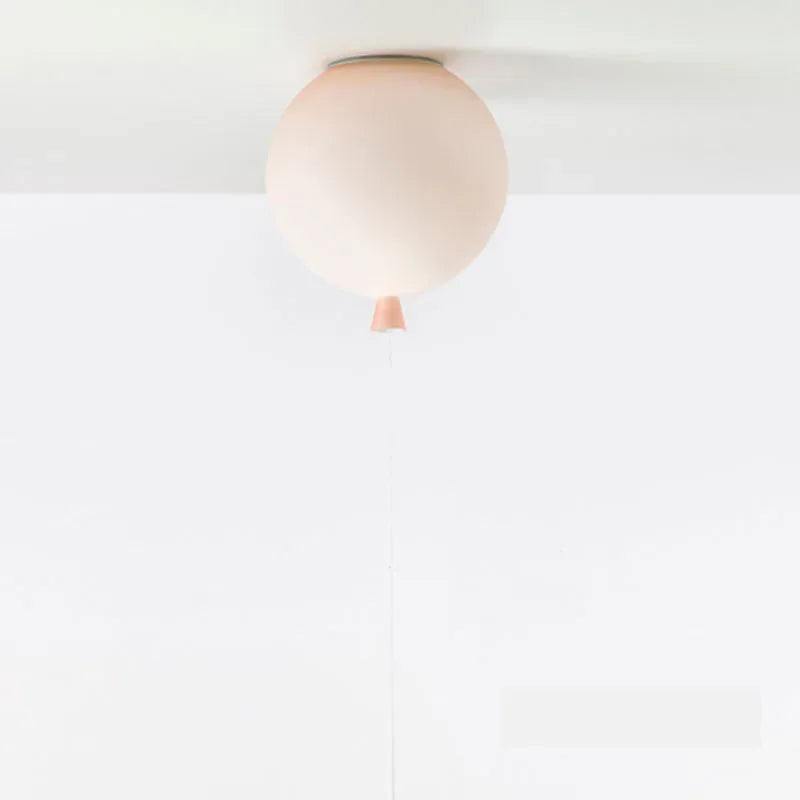 Nowoczesna kolorowa lampa balonowa w kształcie kuli zamontowana na suficie