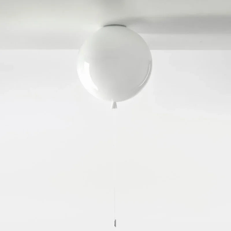 Nowoczesna biała lampa sufitowa w kształcie balonu kolorowe lampy balonowe idealne do minimalistycznych wnętrz