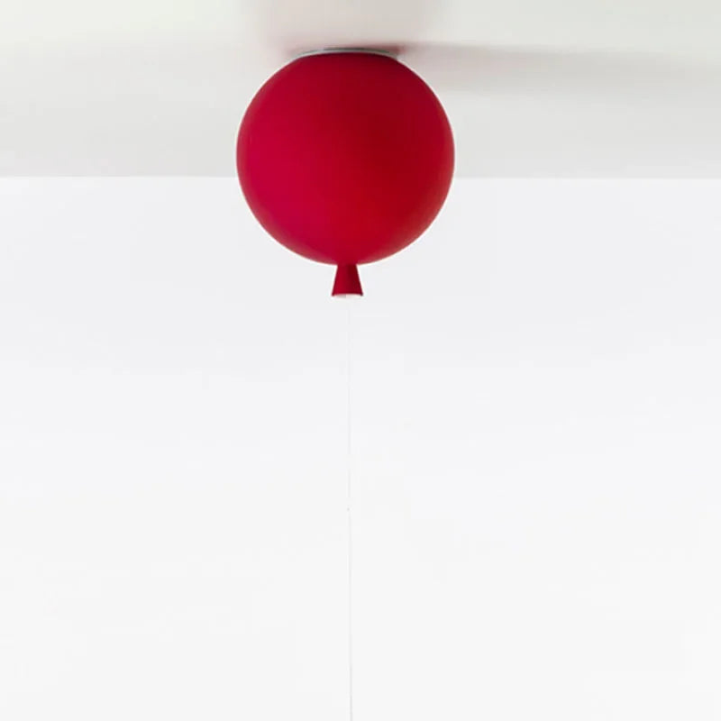 Czerwona kolorowa lampa balonowa montowana do sufitu jako nowoczesne oświetlenie dekoracyjne
