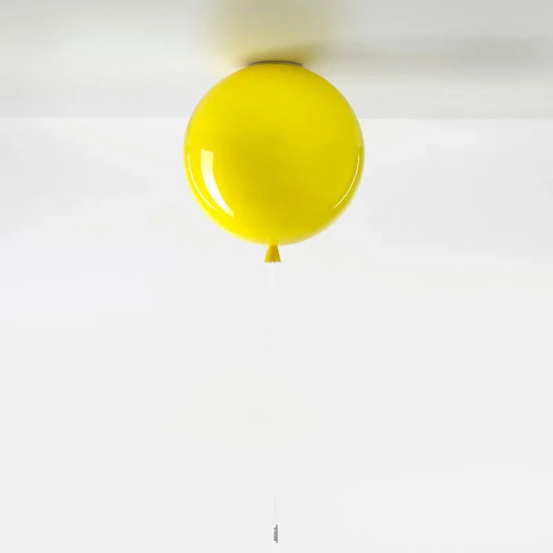 Żółta kolorowa lampa balonowa zamontowana na suficie jako dekoracyjne oświetlenie