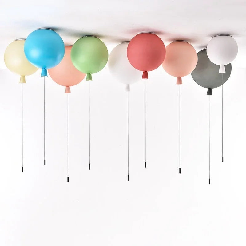 Rząd kolorowych lamp balonowych wiszących na suficie w różnych pastelowych kolorach
