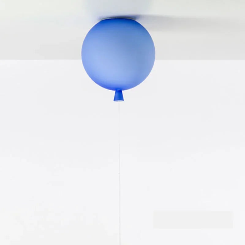 Niebieska kolorowa lampa balonowa zawieszona na suficie nowoczesne oświetlenie