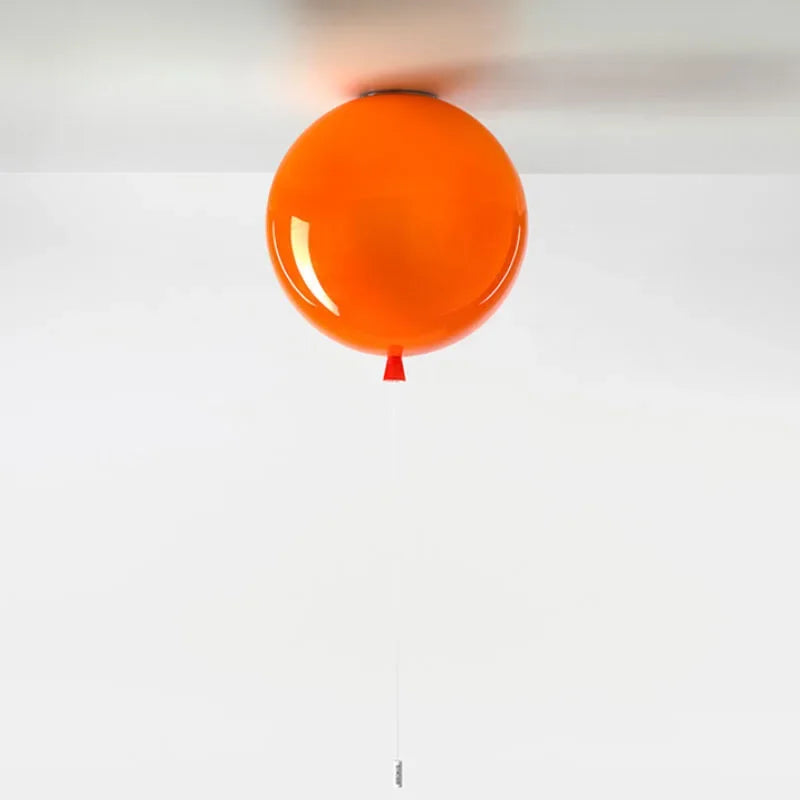 Kolorowa lampa balonowa w pomarańczowym kolorze zawieszona na suficie jako nowoczesne oświetlenie