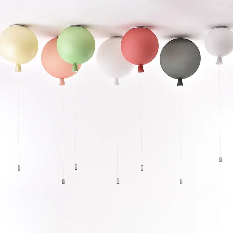 Kolorowe lampy balonowe w różnych barwach zamontowane na suficie z sznurkowym wyłącznikiem