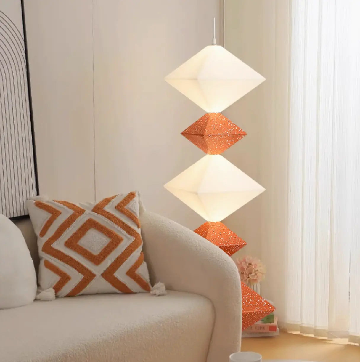 kreatywne lampy geometryczne wiszące nad kanapą w nowoczesnym wnętrzu salonu