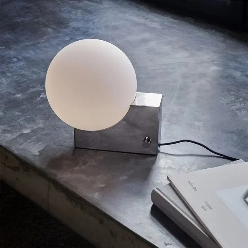 Lampa biurkowa JIANKEXING z kulistym mlecznym kloszem i prostokątną metalową podstawą