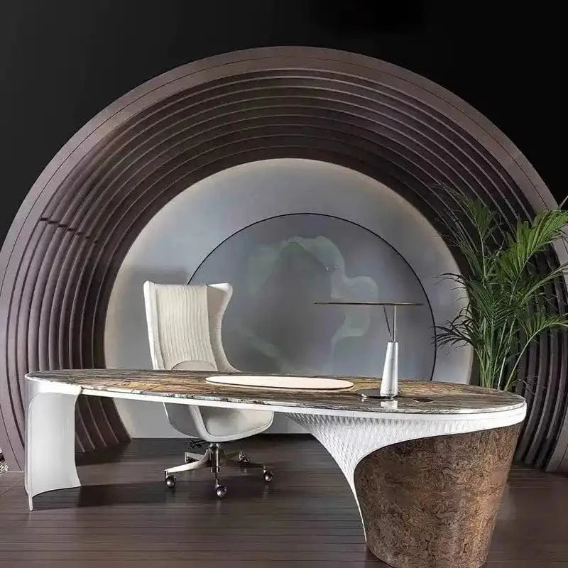 Nowoczesna lampa biurkowa na białej podstawie stojąca na designerskim biurku w eleganckim wnętrzu