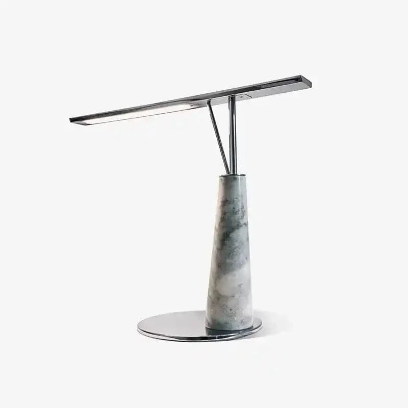 Nowoczesna lampa biurkowa z marmurową podstawą i metalowym ramieniem na białym tle