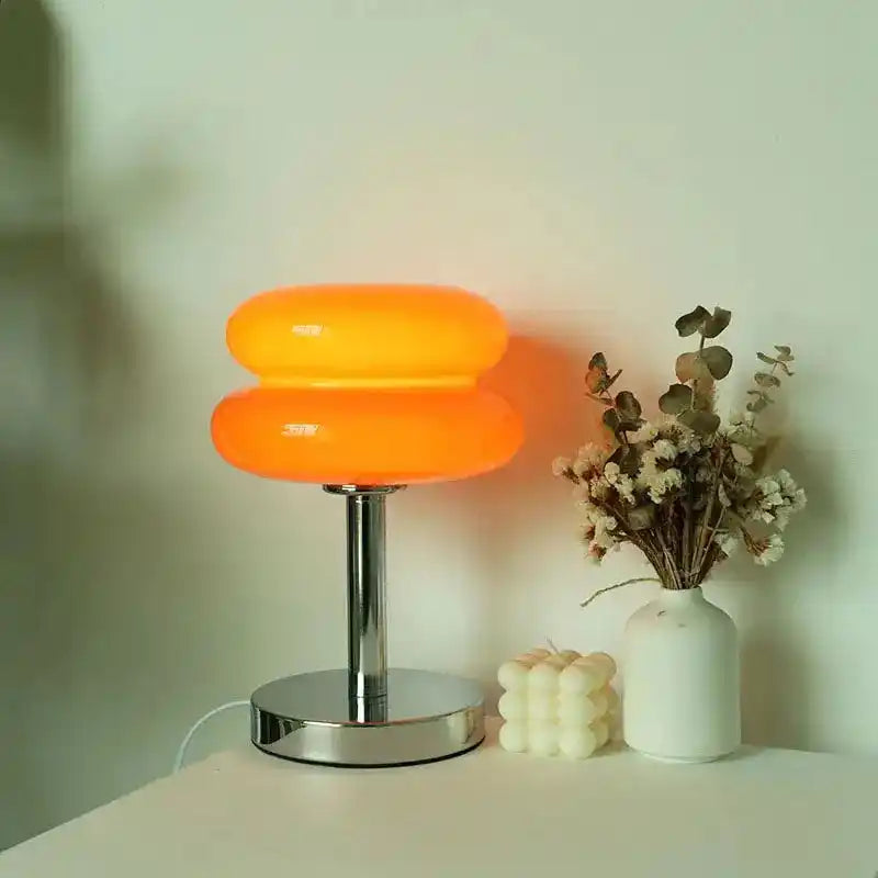 Nowoczesna pomarańczowa lampa biurkowa yueyi z metalową podstawą na białym stole