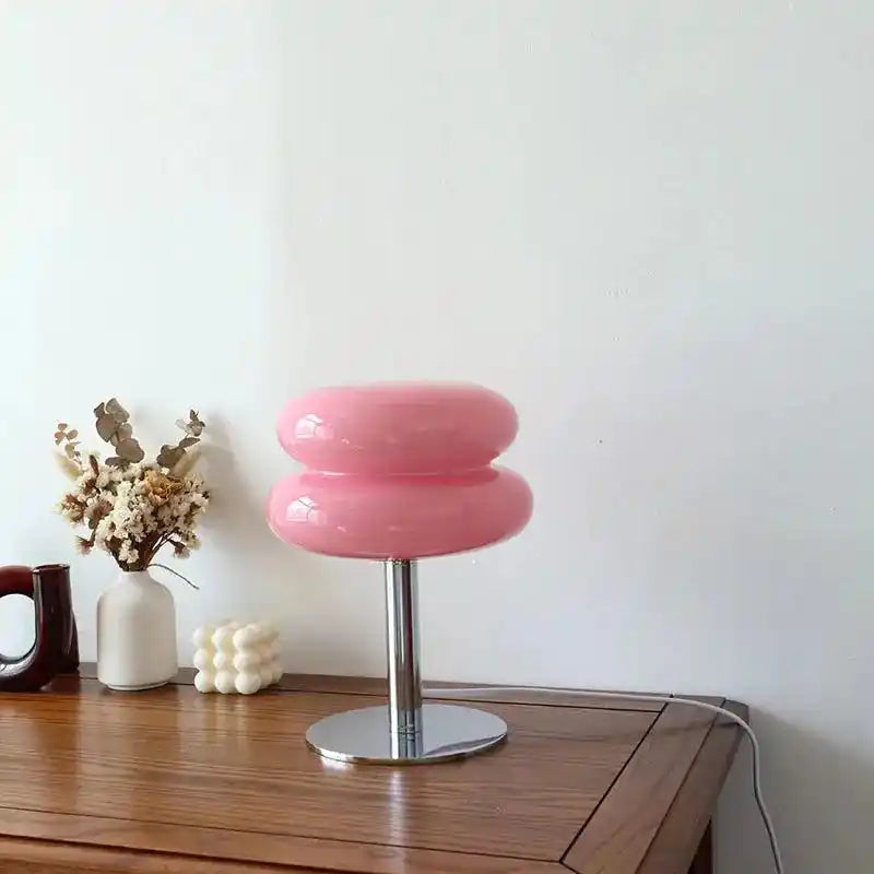 Różowa lampa biurkowa yueyi z dwoma okrągłymi kloszami i chromowaną podstawą na drewnianym biurku