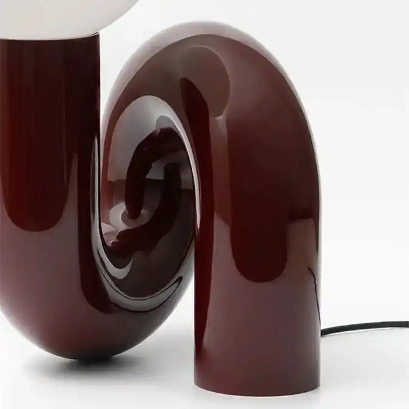 Nowoczesna brązowa lampa biurkowa OUIO o unikalnym zakręconym designie z białym kloszem