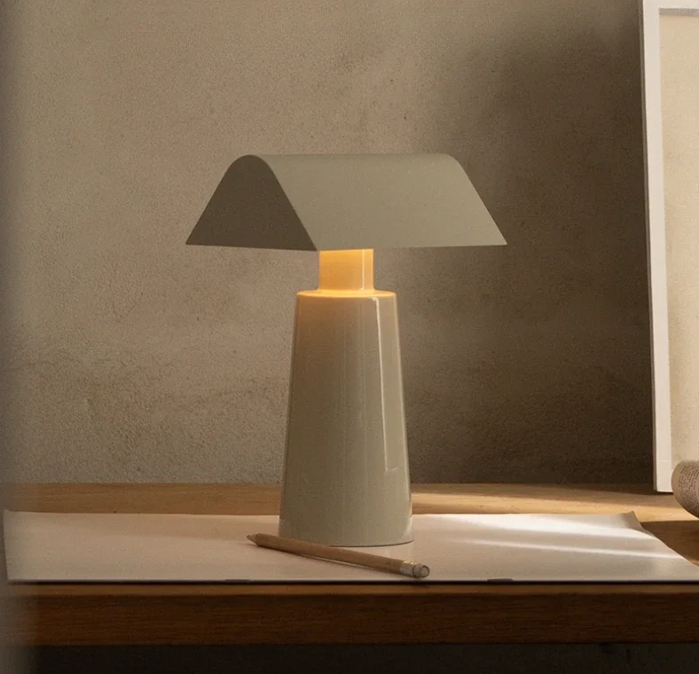 Minimalistyczna lampa do biura JIANKEXING z unikalnym geometrycznym kloszem na drewnianym biurku