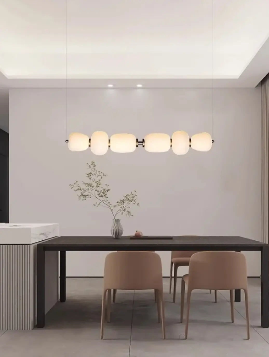 Nowoczesna lampa do kuchni z białymi kloszami wisząca nad stołem w minimalistycznym wnętrzu