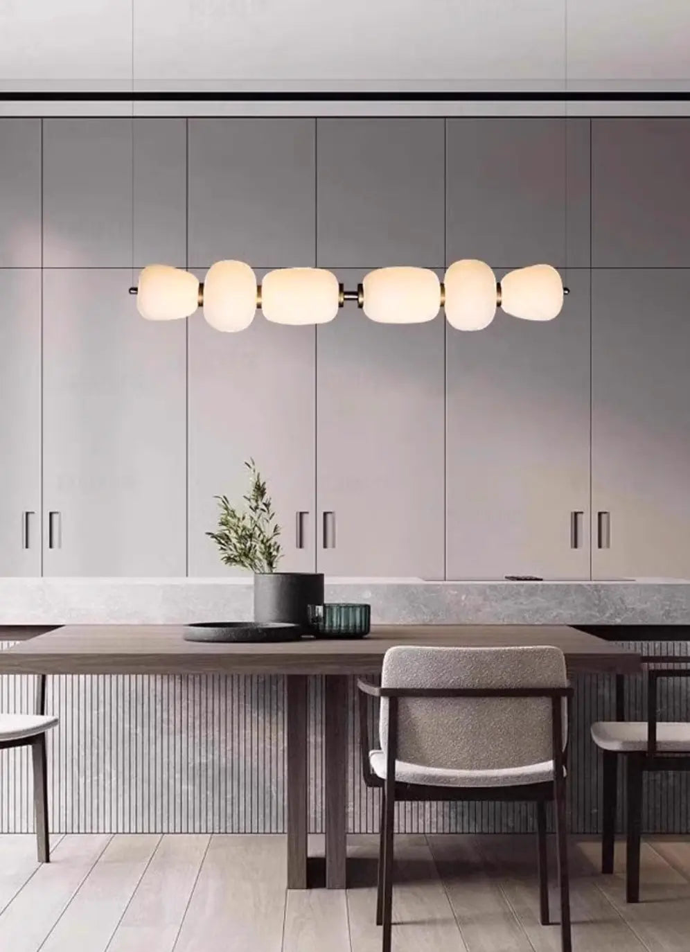 Nowoczesna lampa do kuchni z ośmioma mlecznymi kloszami wisząca nad stołem w minimalistycznym wnętrzu