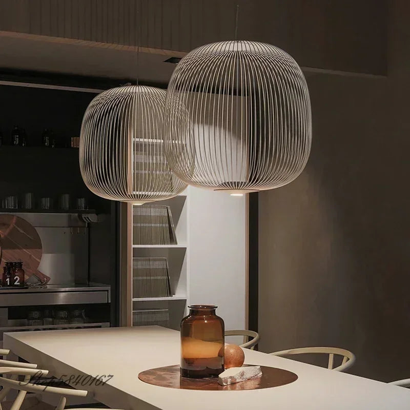 Lampa do salonu Jaśnie Panie, wisząca w białym kolorze, kadr z salonu