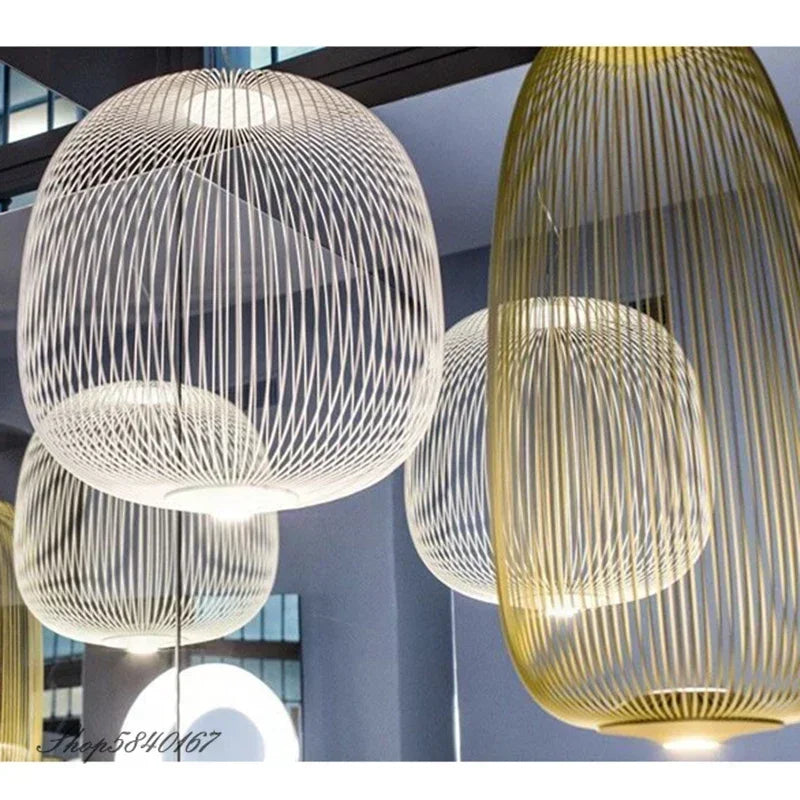 Lampa wisząca Jaśnie Panie, nowoczesna, biała i złota, widok z przodu, do salonu.