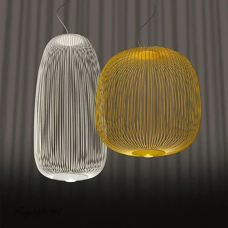 Lampa do salonu Jaśnie Panie, wisząca, biała i złota, widok z przodu, nowoczesny design