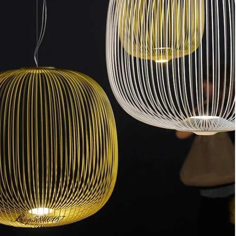 Lampa do salonu wisząca, złota i biała, z delikatnym wzorem i nowoczesnym designem, idealna do nowoczesnych wnętrz