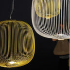 Lampa do salonu wisząca, złota i biała, z delikatnym wzorem i nowoczesnym designem, idealna do nowoczesnych wnętrz