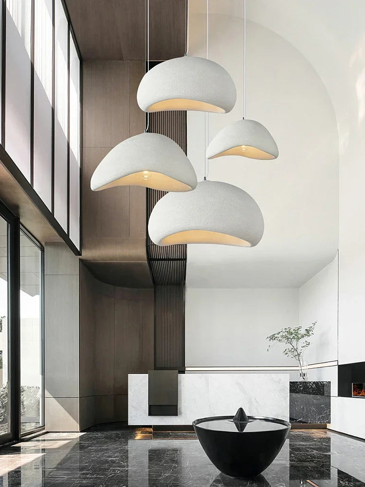 Lampa japandi, wisząca, szara, kadr z przodu, przeznaczenie salon