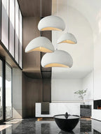 Lampa japandi, wisząca, szara, kadr z przodu, przeznaczenie salon