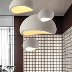 Lampa japandi wisząca, biały kolor, kadr z przodu, idealna do nowoczesnego salonu