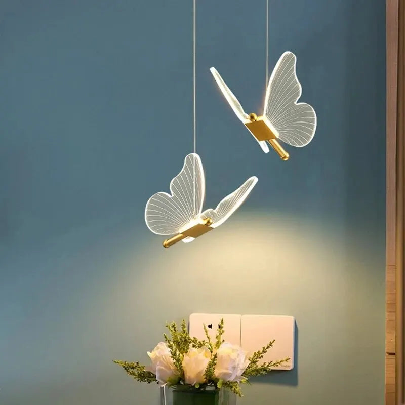 Lampa motyl YUGUUK wisząca na kablu z delikatnym światłem i białymi skrzydłami