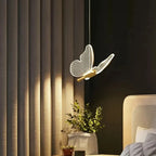 Lampa motyl YUGUUK wisząca z delikatnym oświetleniem w nowoczesnym wnętrzu