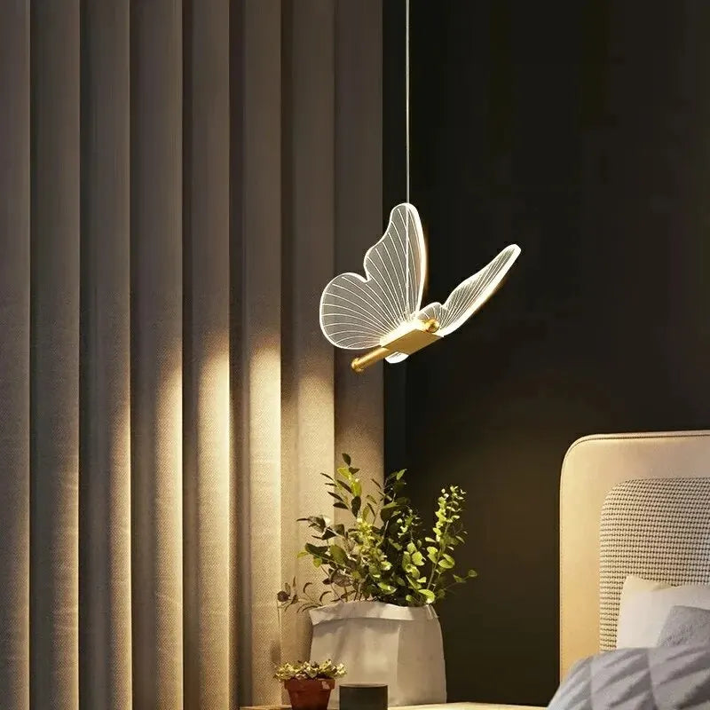 Lampa motyl YUGUUK wisząca z delikatnym oświetleniem w nowoczesnym wnętrzu