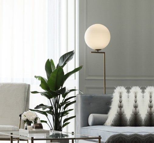 Nowoczesna lampa podłogowa Huihu Zhichuang z kulistym mlecznym kloszem w eleganckim salonie