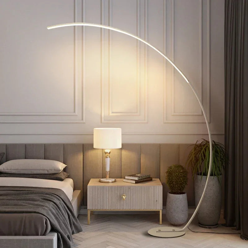 Nowoczesna lampa podłogowa SANDYHA łukowa z ciepłym światłem w eleganckiej sypialni