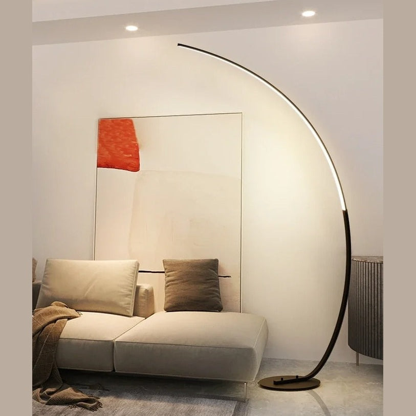 Nowoczesna lampa podłogowa SANDYHA z zakrzywionym ramieniem o minimalistycznym designie w salonie