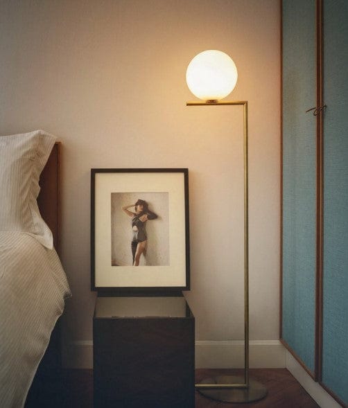 Lampa podłogowa Huihu Zhichuang z kulistym białym kloszem i smukłą metalową konstrukcją w sypialni