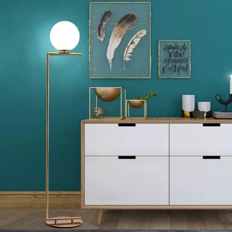 Lampa podłogowa Huihu Zhichuang ze złotą podstawą i białym kloszem w nowoczesnym salonie