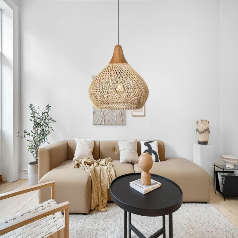 Lampa rattanowa, sufitowa, beżowa, kadr z przodu, idealna do salonu