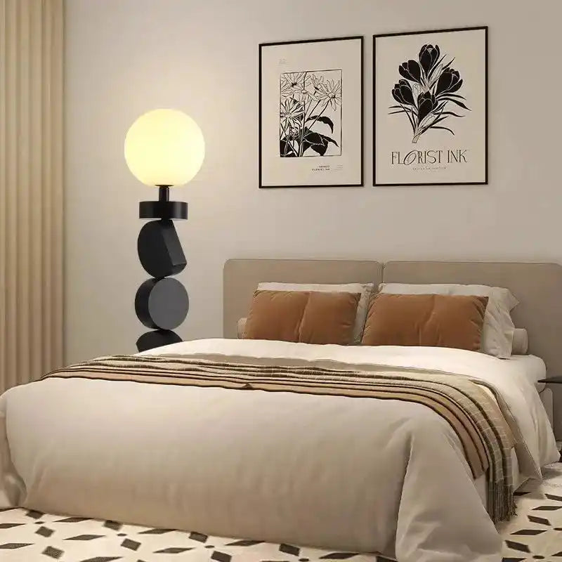 Nowoczesna lampa rzeźbiarska do wnętrz Inny Dom obok łóżka w stylowej sypialni