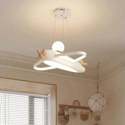 Lampa samolot, sufitowa, biała z drewnianymi akcentami w dziecięcym pokoju