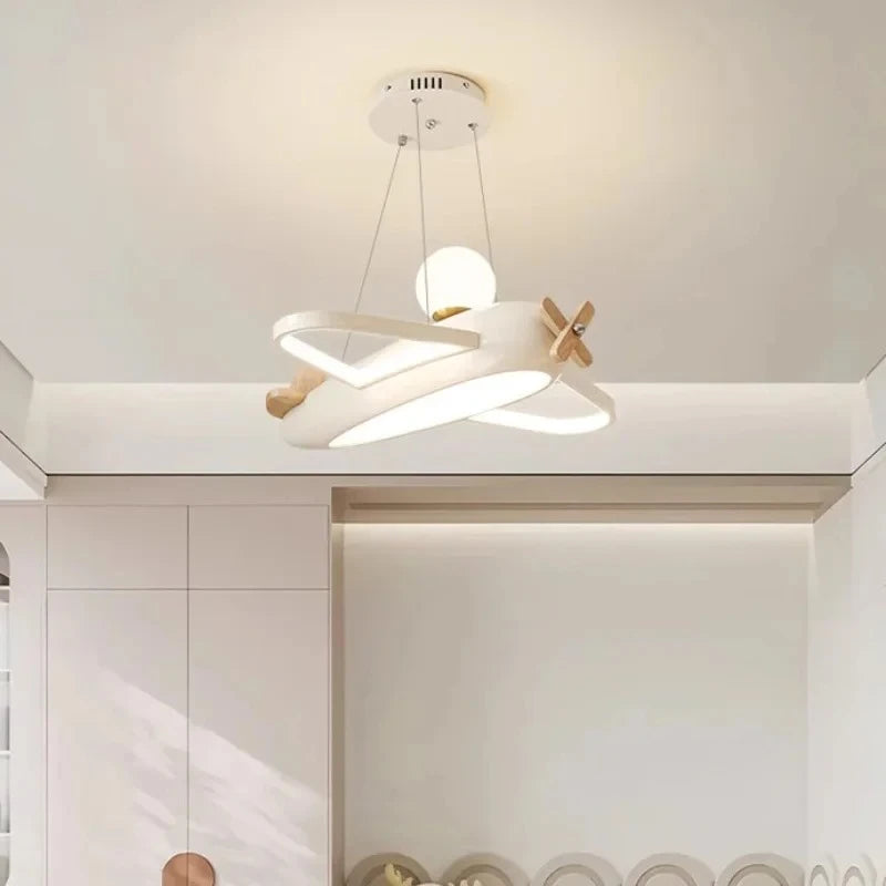 Lampa samolot Claeted, wisząca, biała z drewnianymi akcentami, do pokoju dziecięcego