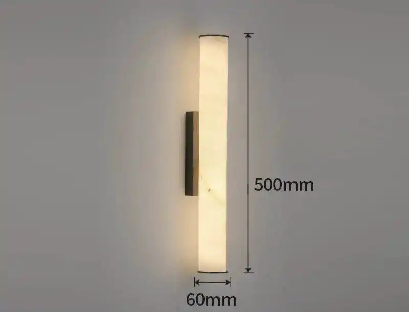 Nowoczesna lampa ścienna pionowa o wymiarach 500mm wysokości i 60mm szerokości, emitująca ciepłe światło