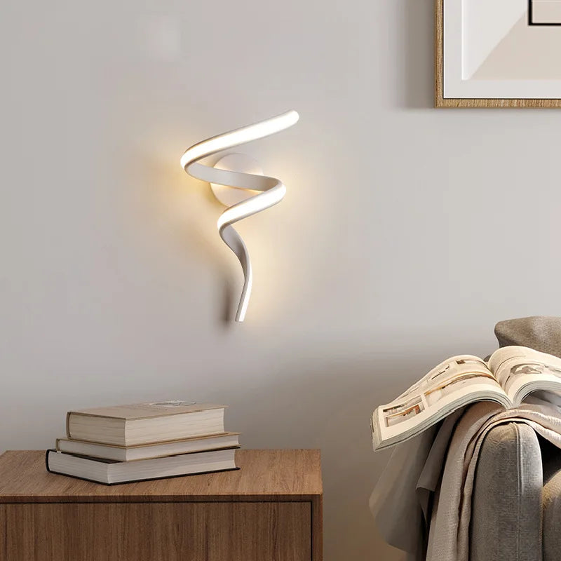 Nowoczesna biała lampa ścienna spiralna DARHYN o unikalnym designie do salonu
